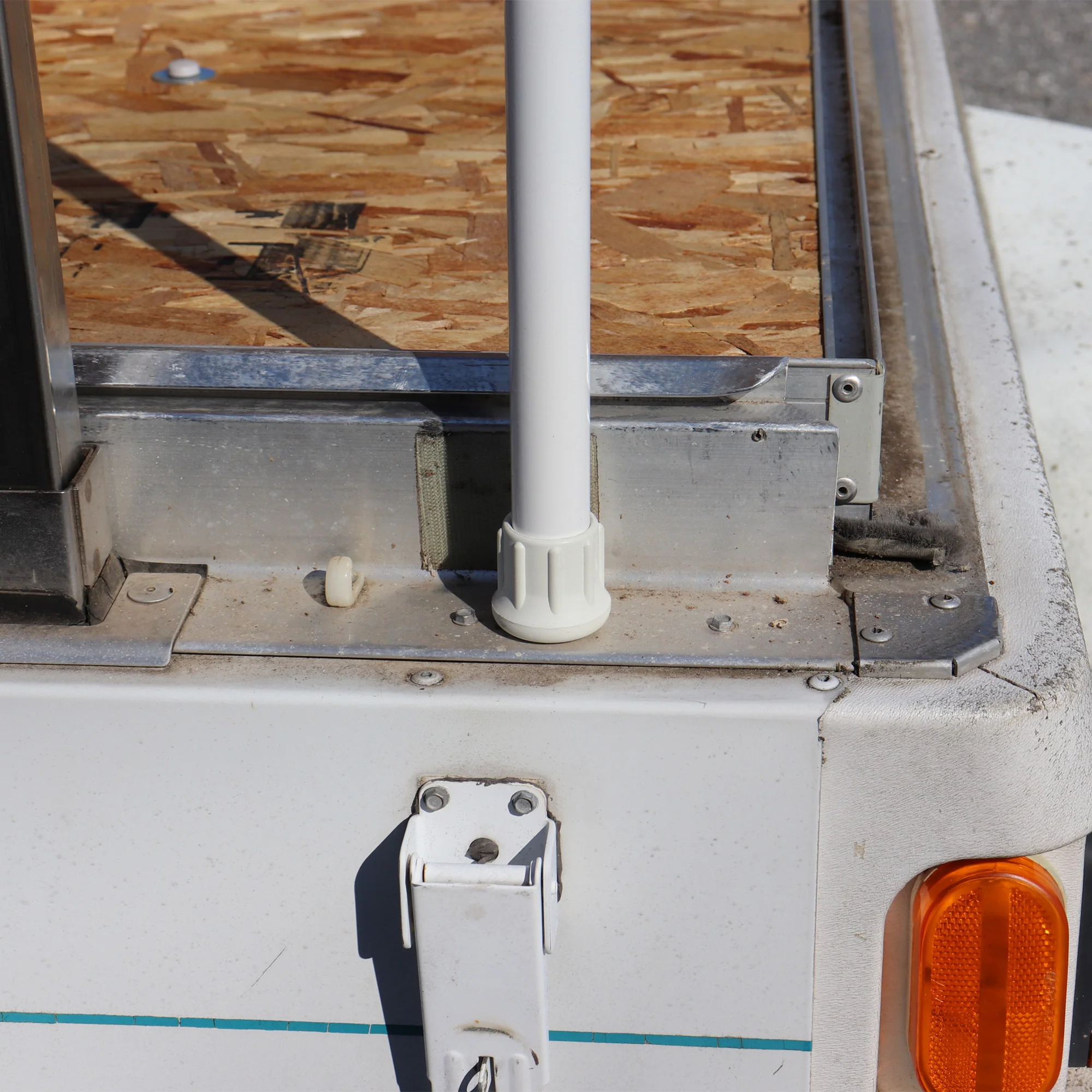 Roof Support Pole - Image 4